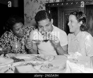 Joe Louis In Boxing Match With Jack Sharkey At Yankee Stadium History -  Item # VAREVCHISL036EC166 - Posterazzi