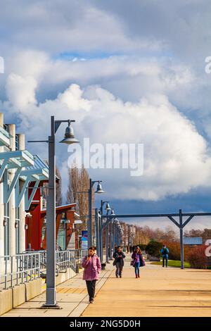 Personnes marchant le long du front de mer Steveston en Colombie-Britannique Canada Banque D'Images