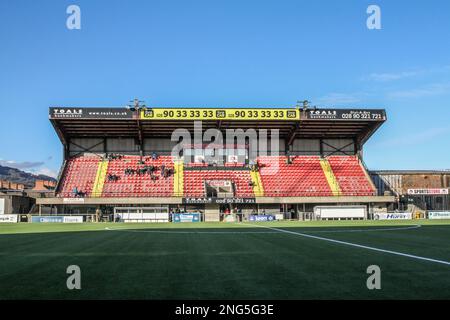 Le spectateur principal se trouve sur un terrain de football de la Ligue irlandaise. Stand moderne avec sièges en plastique au stade Seaview de Belfast, stade du club de football Crusaders. Banque D'Images