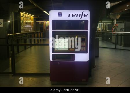 Oviedo, Espagne. 17th févr. 2023. Oviedo, ESPAGNE: Une machine à billets pendant Renfe achète des trains plus grands que leur infrastructure sur 17 février 2023 à Oviedo, Espagne. (Photo d'Alberto Brevers/Pacific Press) crédit: Pacific Press Media production Corp./Alay Live News Banque D'Images