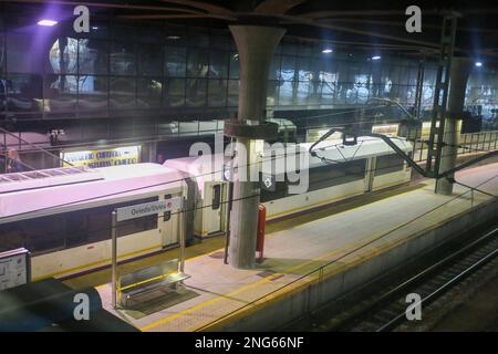 Oviedo, Espagne. 17th févr. 2023. Oviedo, ESPAGNE: Un train arrêté pendant Renfe achète des trains plus grands que ses infrastructures sur 17 février 2023 à Oviedo, Espagne. (Photo d'Alberto Brevers/Pacific Press) crédit: Pacific Press Media production Corp./Alay Live News Banque D'Images