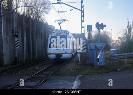 Fonciello, Espagne. 17th févr. 2023. Fonciello, ESPAGNE: Un train qui fonctionne pendant Renfe achète des trains plus grands que ses infrastructures sur 17 février 2023 à Fonciello, Espagne. (Photo d'Alberto Brevers/Pacific Press) crédit: Pacific Press Media production Corp./Alay Live News Banque D'Images