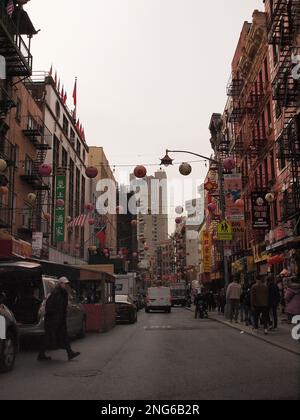 Mott Street dans Chinatown, New Yok City avec des décorations de rue et des foules de personnes. Banque D'Images