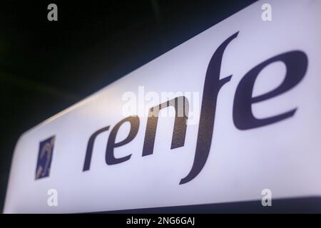 Oviedo, Asturies, Espagne. 17th févr. 2023. Oviedo, ESPAGNE: Symbole Renfe au cours de Renfe achète des trains plus grands que ses infrastructures sur 17 février 2023 à Oviedo, Espagne. (Credit image: © Alberto Brevers/Pacific Press via ZUMA Press Wire) USAGE ÉDITORIAL SEULEMENT! Non destiné À un usage commercial ! Banque D'Images