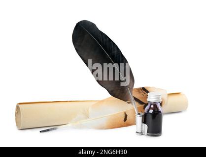 Plumes, bouteille d'encre et rouleau de papier parchemin sur fond blanc Banque D'Images