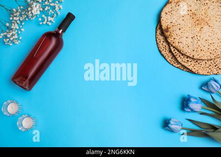 Composition de la couche plate avec matzos sur fond bleu clair, espace pour le texte. Fête de la Pâque (Pesach) Banque D'Images