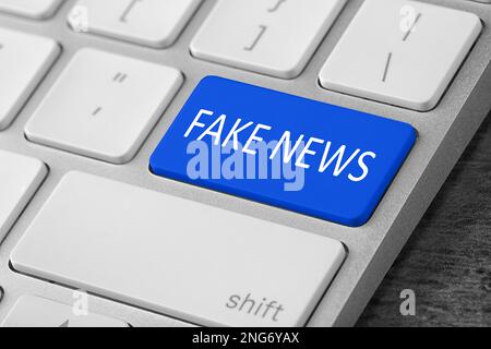 Clavier informatique moderne avec texte FAUSSES NOUVELLES sur bouton, gros plan Banque D'Images
