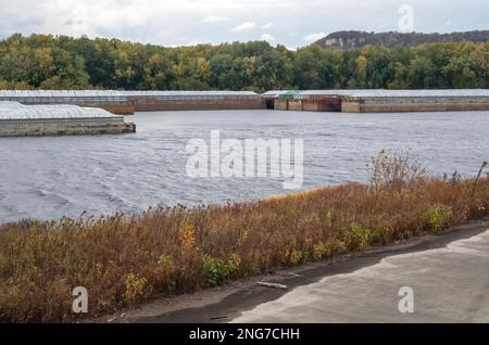 Barges sur le fleuve Mississippi lors d'une soirée d'automne à Winona, Minnesota, États-Unis. Banque D'Images