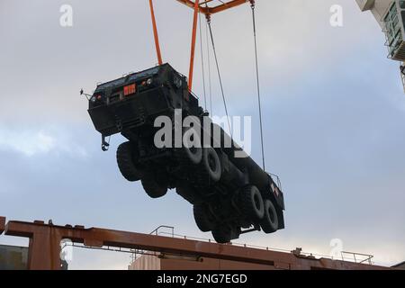 Un camion d'entretien de carburant est soulevé du navire et transporté au port de Sorreisa, en Norvège, sur 15 février 2023. JExerciise Arctic Forge 23 est une entreprise américaine L'armée européenne et l'Afrique ont dirigé l'exercice parapluie qui tire parti des exercices de la nation hôte exercice de défense Nord en Finlande, et l'exercice joint Viking en Norvège, qui se déroule du 16 au 28 février par l'intermédiaire de 17 mars 2023, a porté sur le renforcement des capacités et de la coopération en soutien aux États-Unis Stratégie arctique de l'armée. (É.-U. Photo de l'armée par le CPS Samuel Signor) Banque D'Images