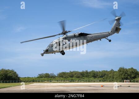 BASE NAVALE GUAM, Santa Rita, Guam (le 14 février 2023) les marins du bataillon de manutention du fret de la Marine, sous la direction du commandant de la Force opérationnelle 75 et des Marines de l'escadron de soutien de l'escadre Marine 171, effectuent une évolution du point d'armement et de ravitaillement (FARP) pendant le COPE North 2023 à la base navale de Guam, le 14 février. 2023. L'événement multilatéral de formation rassemble environ 1 000 États-Unis Des aviateurs, des Marines et des marins aux côtés de 1 000 membres combinés de la Japan Air Self-Defense Force, de la Royal Australian Air Force et de la French Air and Space Force. Des exercices comme Cope North améliorent l'interopérabilité entre les multipl Banque D'Images