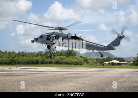 BASE NAVALE, Santa Rita, Guam (14 février 2023) les marins du Bataillon de manutention du fret de la Marine, sous la direction du commandant de la Force opérationnelle 75 et des Marines de l'escadron de soutien de l'escadre Marine 171, effectuent une évolution du point d'armement et de ravitaillement (FARP) pendant le COPE North 2023 à la base navale de Guam, 14 février. 2023. L'événement multilatéral de formation rassemble environ 1 000 États-Unis Des aviateurs, des Marines et des marins aux côtés de 1 000 membres combinés de la Japan Air Self-Defence Force, de la Royal Australian Air Force et de la French Air and Space Force. Des exercices comme COPE North améliorent l’interopérabilité entre plusieurs erreurs Banque D'Images