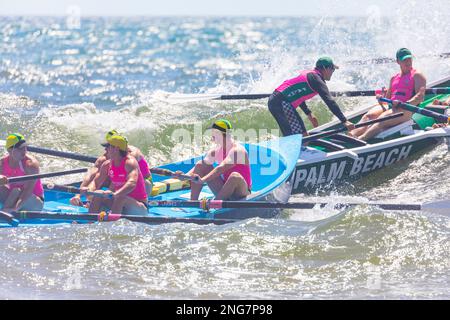 Sydney, Australie Surfboat Racing carnaval les équipes masculines rament et rivalisent avec un autre surfboat, Nouvelle-Galles du Sud, Australie Banque D'Images