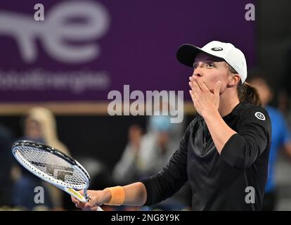 Doha, Qatar. 17th févr. 2023. IGA Swiatek, de Pologne, célèbre après avoir remporté le match des demi-finales célibataires contre Veronika Kudermetova, de Russie, au WTA500 Qatar Open 2023 à Doha, Qatar, le 17 février 2023. Credit: Nikku/Xinhua/Alay Live News Banque D'Images