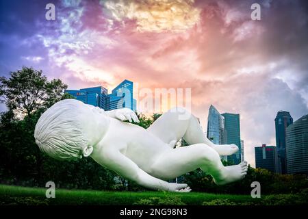 Floating Baby (Planet) une sculpture géante d'un bébé endormi réalisée par l'artiste britannique Marc Quinn, de renommée internationale, à Gardens by the Bay, Singapour. Banque D'Images