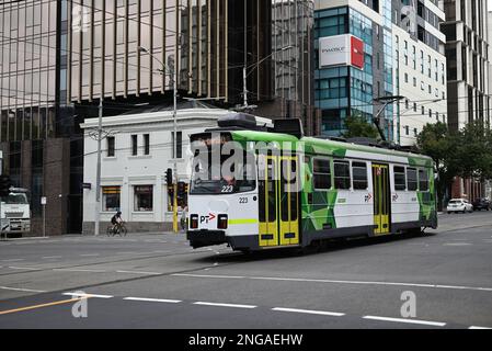 Le tramway de classe Z à destination de Camberwell, exploité par les tramways Yarra et PTV, traverse une intersection dans le centre de Melbourne Banque D'Images