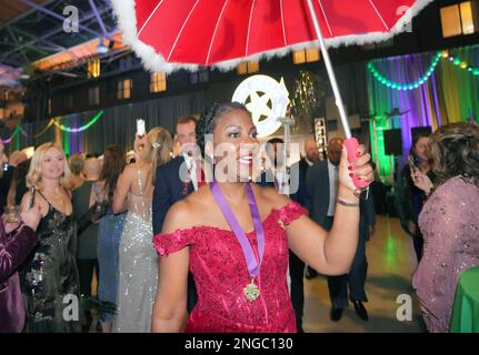 St. Louis, États-Unis. 17th févr. 2023. St. Le maire de Louis, Tishaura Jones, mène la parade à travers Union Station alors que le bal du maire commence le week-end Mardi gras à St. Louis, vendredi, 17 février 2023. La deuxième plus grande parade et célébration Mardi gras aux États-Unis sera le samedi matin, 18 février 2023 à Saint-Louis. Photo par Bill Greenblatt/UPI crédit: UPI/Alay Live News Banque D'Images