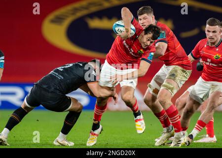 Limerick, Irlande. 17th févr. 2023. Antoine Frisch de Munster avec la balle affrontée par Owen Watkin d'Osprey lors du championnat de rugby unifié Round 14 match entre Munster Rugby et Osprey au parc Thomond de Limerick, Irlande sur 17 février 2023 (photo par Andrew Surma/ Credit: SIPA USA/Alamy Live News Banque D'Images