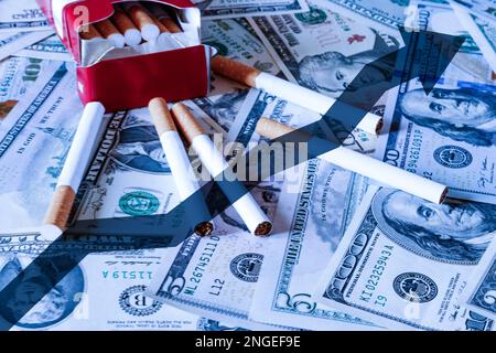 Concept de coût du tabac. Des cigares sur fond de dollars. Banque D'Images