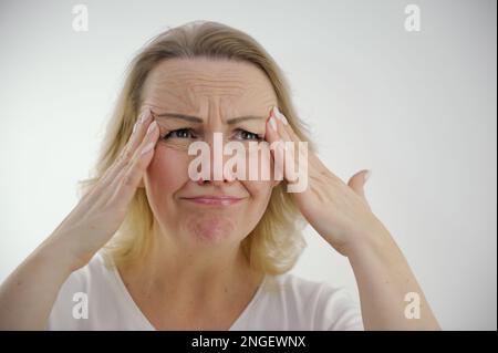 Portrait d'attrayant submergé de fille désespérée mauvaises nouvelles réaction échouent isolés sur fond blanc de couleur. Photo de haute qualité Banque D'Images