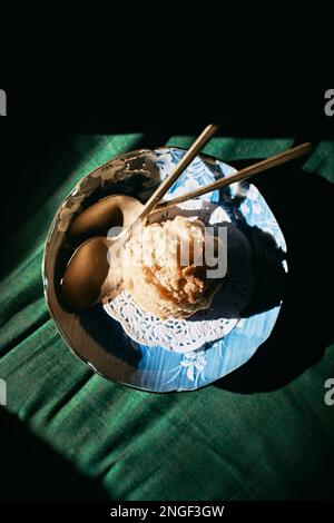 Gros plan de scones frais, biscuits sur table Banque D'Images