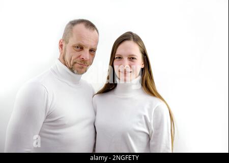 Profil vue latérale portrait de son il elle belle attrayante charmant charmant mignon gai gai contenu de gaie personnes les bras repliés isolés sur fond blanc clair pastel. Photo de haute qualité Banque D'Images