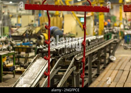 Les arbres à cardans et les transmissions de cardan se déplacent sur le convoyeur pendant le processus de production. Production de composants automobiles pour camions et matériel agricole Banque D'Images