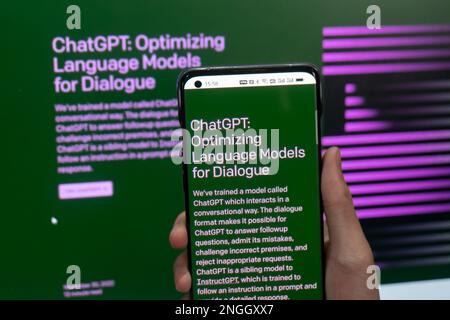 SHANGHAI, CHINE - 18 FÉVRIER 2023 - Un citoyen utilise un téléphone mobile et un ordinateur pour accéder au ChatGPT du site Internet OpenAI à Shanghai, Chine, février Banque D'Images