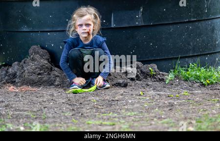 Le père de bébé Zombie nous a dit que quand ils sont arrivés elle a été effrayée par les zombies mais a bientôt voulu rejoindre ... Normal pour Norfolk:) Banque D'Images