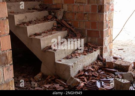 vieux bâtiment abandonné non fini avec des escaliers, maison abandonnée Banque D'Images