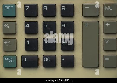 ancien gros plan de la calculatrice sur la table Banque D'Images