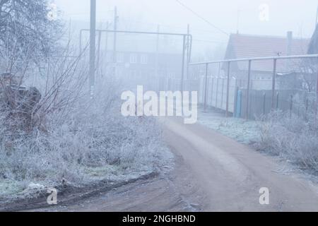 Immeuble résidentiel le long de la route sur une matinée glaciale dans la ville de Dnieper en hiver Banque D'Images