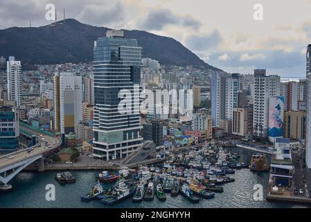 Paysage urbain de la ville métropolitaine de Busan en Corée du Sud, vue depuis la Tour du diamant le 15 février 2023 Banque D'Images