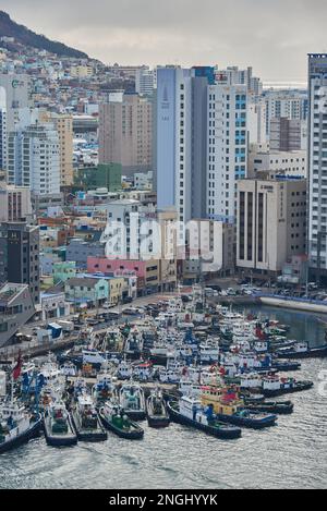 Paysage urbain de la ville métropolitaine de Busan en Corée du Sud, vue depuis la Tour du diamant le 15 février 2023 Banque D'Images