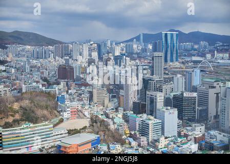 Paysage urbain de la ville métropolitaine de Busan en Corée du Sud, vue depuis la Tour du diamant le 15 février 2023 Banque D'Images