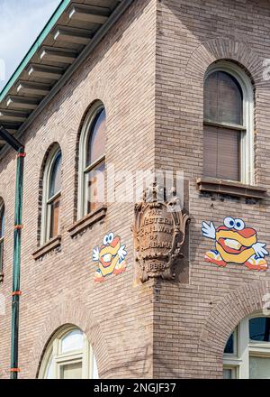 Montgomery, Alabama, USA-7 février 2023: Vieux d'un siècle pierre d'angle de l'ancien rame autour duquel est construit le stade Riverwalk à Montgomery. Banque D'Images