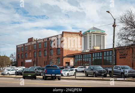 Montgomery, Alabama, USA-7 février 2023: Bâtiment historique de la compagnie de matériel de Teague construit en 1891 avec la tour RSA visible au loin. Le bui Banque D'Images