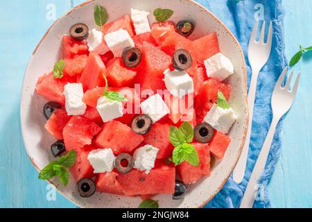 Salade de pastèque délicieuse et saine avec des bleuets et des feuilles de menthe. Fruits fraîchement cueillis dans le jardin. Banque D'Images