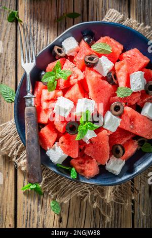 Salade de pastèque savoureuse et douce à base d'ingrédients frais et sains. Fruits frais du jardin. Banque D'Images