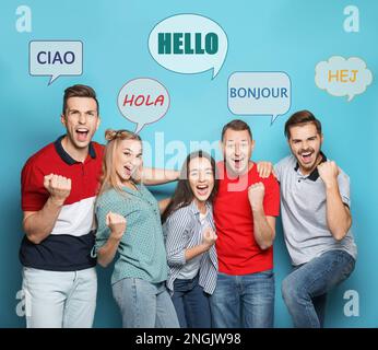 Des gens heureux et l'illustration de bulles de parole avec le mot Hello écrit dans différentes langues sur fond bleu clair Banque D'Images