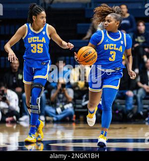 Haas Pavilion Berkeley Calif, États-Unis. 17th févr. 2023. CA ÉTATS-UNIS Le garde de l'UCLA Camryn Brown (35) court avec le garde Londynn Jones (3) alors qu'elle met le ballon sur le terrain pendant le match de basket-ball des femmes de la NCAA entre les Bruins de l'UCLA et les Golden Bears de Californie. UCLA a battu California 67-54 au Haas Pavilion Berkeley en Californie. Thurman James/CSM/Alamy Live News Banque D'Images