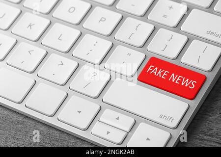 Clavier informatique moderne avec texte FAUSSES NOUVELLES sur bouton, gros plan Banque D'Images
