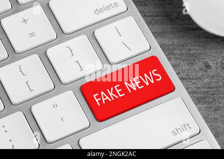 Clavier informatique moderne avec texte FAUSSES NOUVELLES sur bouton, gros plan Banque D'Images