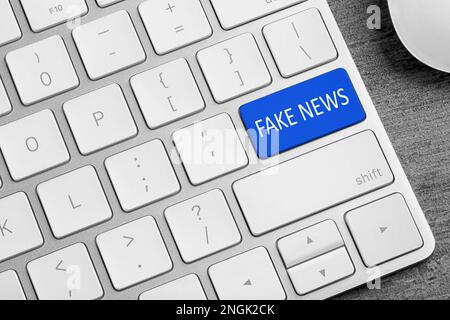 Clavier informatique moderne avec texte FAUSSES NOUVELLES sur bouton, gros plan Banque D'Images