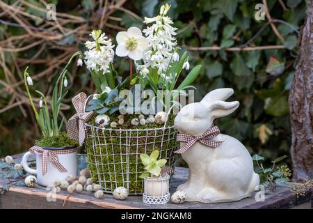 décoration de jardin de pâques avec lapin de pâques et fleurs blanches dans le panier Banque D'Images