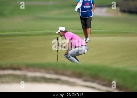 Chonburi, THAÏLANDE. 18th février 2023. Nicolai Hojgaard du DANEMARK pute sur le trou 8 pendant la ronde 3rd le DP World Thailand Classic au Amata Spring Country Club à Chonburi, THAÏLANDE. Hojgaard fermera avec un huit-moins de 64 pour prendre une part de deuxième sur 16-moins après trois tours. Crédit : Jason Butler/Alay Live News. Banque D'Images