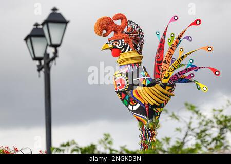 Recife, Brésil. 18th févr. 2023. PE - Recife - 02/18/2023 - CARNAVAL RECIFE 2023, GALO DA MADRUGADA - Un coq géant est vu au-dessus du pont Duarte Coelho dans le centre de Recife. Photo: Rafael Vieira/AGIF/Sipa USA crédit: SIPA USA/Alay Live News Banque D'Images