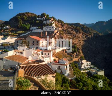 Le village blanc de Frigiliana, province de Malaga, Andalousie, Espagne, au-dessus de la vallée de Chillar. . Banque D'Images