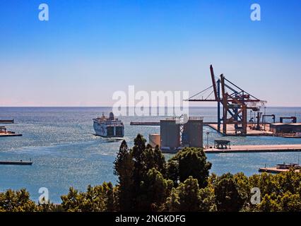 Vue depuis l'Alcazaba (château) d'un ferry partant du port de Malaga, Andalousie, Espagne. Banque D'Images