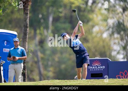 Chonburi, THAÏLANDE. 18th février 2023. Yannik Paul, d'ALLEMAGNE, débarque au trou 9 pendant la ronde 3rd du DP World Thailand Classic au Amata Spring Country Club à Chonburi, EN THAÏLANDE. Paul fermera avec un six-moins de 66 pour prendre une part de seconde sur 16-moins après trois tours. Crédit : Jason Butler/Alay Live News. Banque D'Images