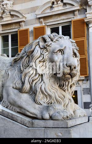 Sculpture d'un lion près de la cathédrale San Lorenzo dans la ville de Gênes, Italie Banque D'Images